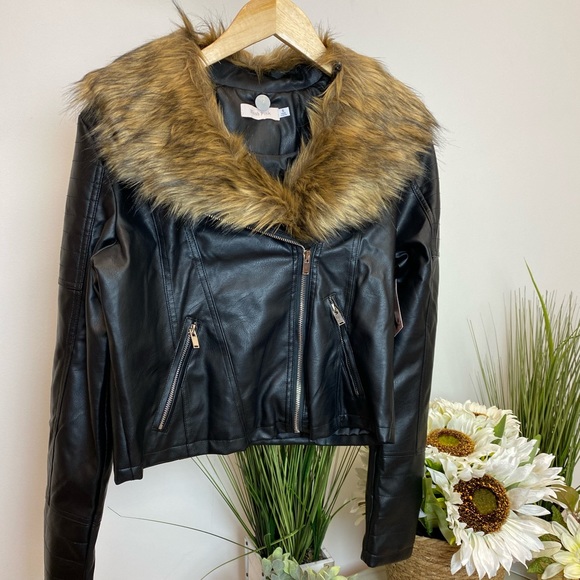 Jackets & Blazers - ‼️ Faux Leather Fur Jacket Beautiful Zip Crop Coat